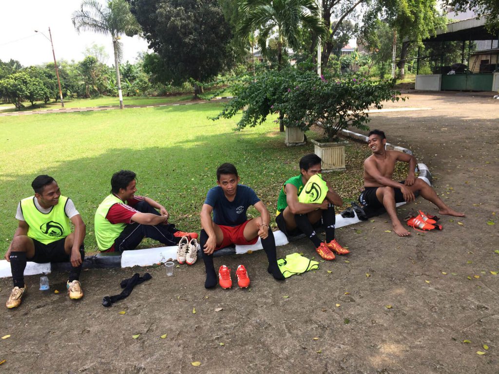 インドネシアのサッカーをする学生たち