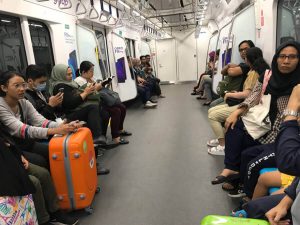 ジャカルタの地下鉄　社内風景