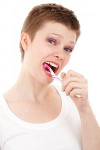 歯を磨いている女性