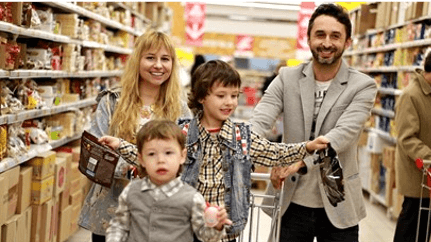 ショッピングを楽しむ家族