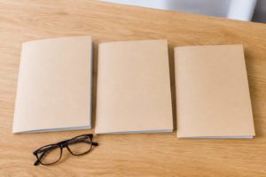 候補企業の資料が3冊並ぶ明るい机