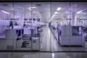 ラベンダーがかった半導体クリーンルーム