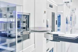 明るいクリーンルームの製造装置と搬送中のシリコンウェハ