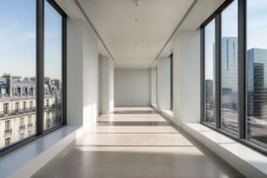 二つの国の風景が窓の左右に見える明るい執務室