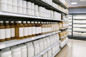 財閥系スーパー風の明るい通路。商品ラベルは読めない